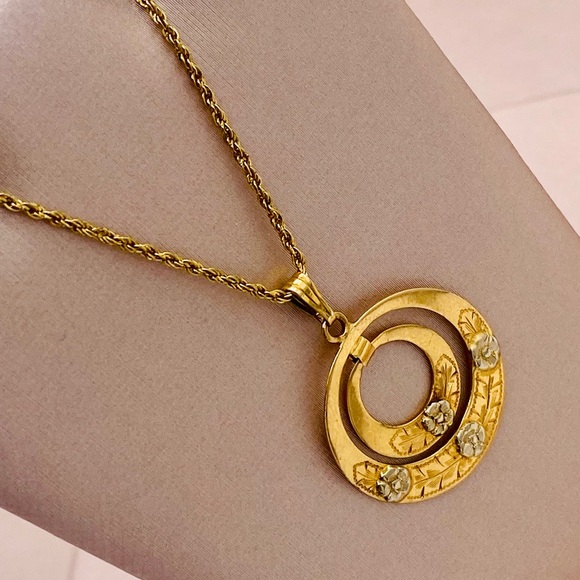 EUC Antique 18k Yellow Gold Medallion Pendant w/ 18k Chain - Picture 9 of 16